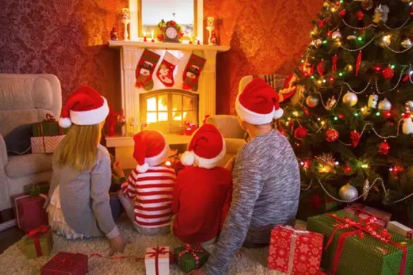famille devant une cheminée à Noël